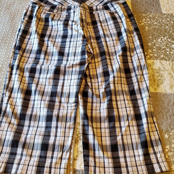 Izod Golf plaid Capri  pants - Picture 2 of 10